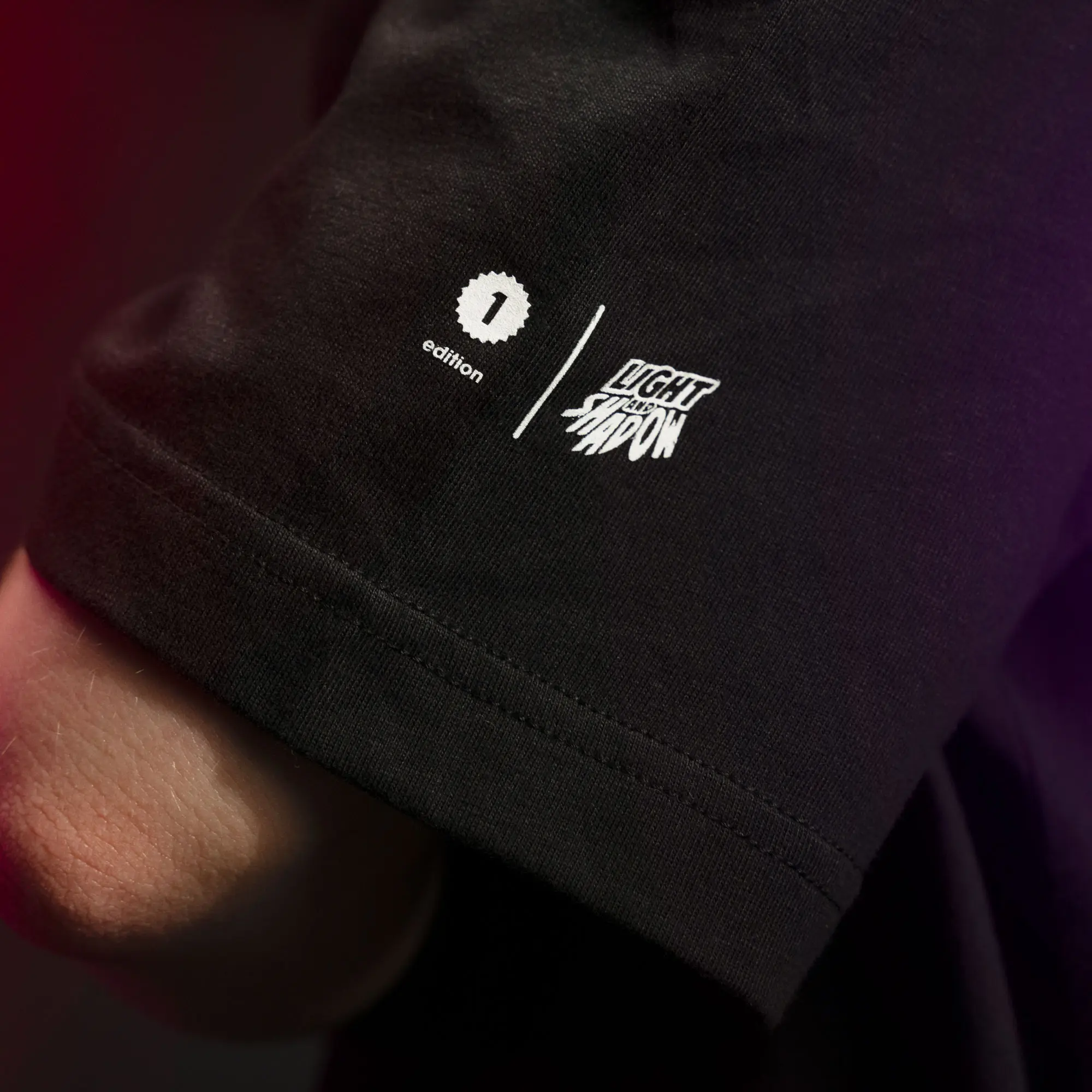 Raw2Rare Light & Shadow T-Shirt Schwarz – Detailaufnahme des Ärmelprints der 1st Edition