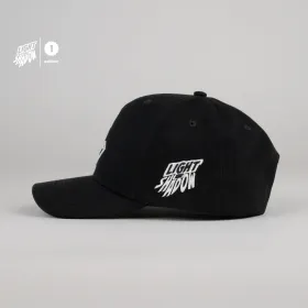 Raw2Rare Cap Shadow Schwarz – Seitenansicht mit Light & Shadow Stick, 1st Edition Snapback