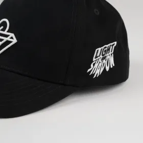 Raw2Rare Cap Shadow – Light and Shadow Stickerei im Detail, schwarze 1st Edition Cap